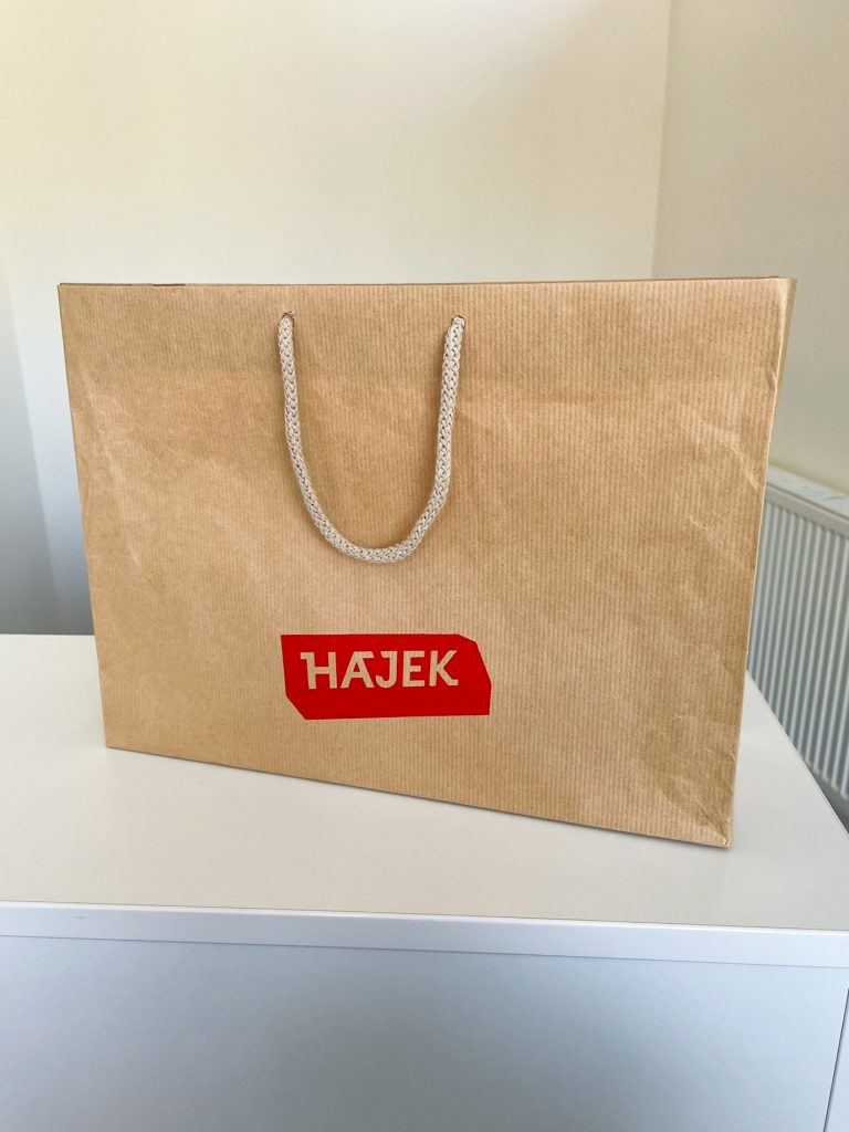 Hnědá papírová taška z kraftového papíru s textilním uchem a sítotiskem loga